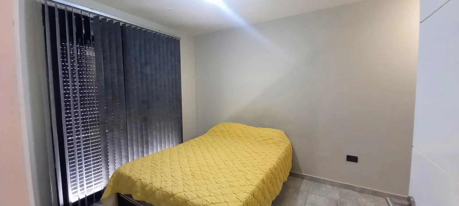 Dormitorio con cama matrimonial