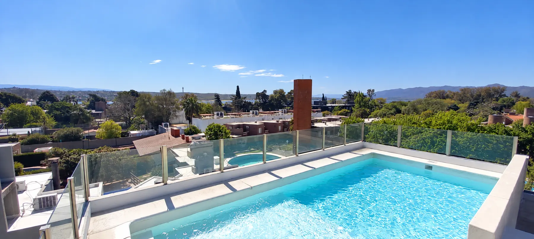 Pileta en la terraza con vista al Lago San Roque y las sierras